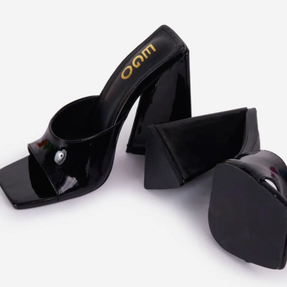 AVALON SQUARE PEEP TOE SCULPTURED FLARED BLOCK HEEL MULE IN BLACK PATENT